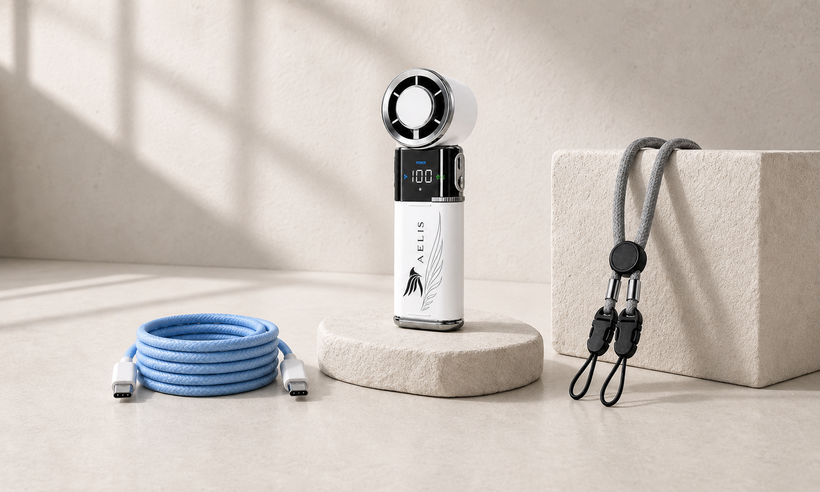 AELIS Performance Lieferumfang mit Gerät, USB-C-Kabel und Trageschlaufe